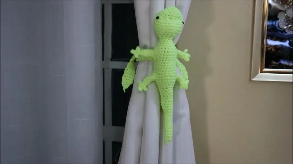 Crochet lizard curtain tieback