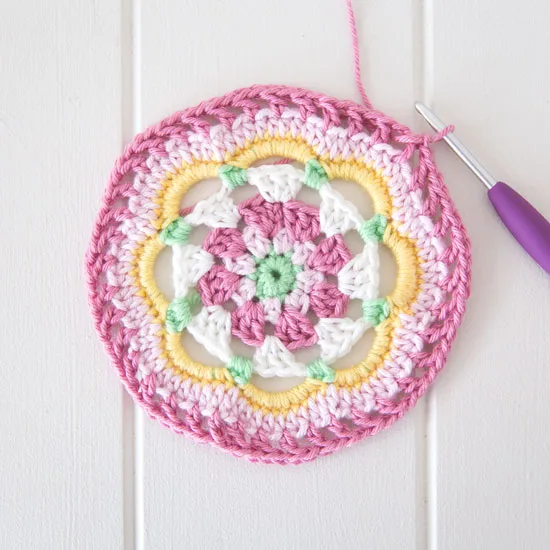 Free Crochet Mandala Pattern for Colorful Decor and Gifts — photo 3