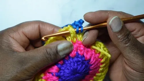 Scrap yarn color burst crochet hat pattern — photo 2