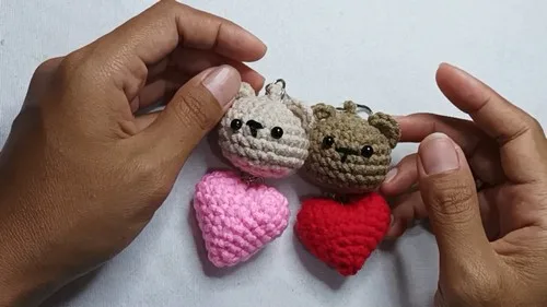 Little bear heart keychain to crochet in an afternoon