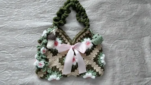 Crochet flower shoulder bag with a ruffled spiral strap