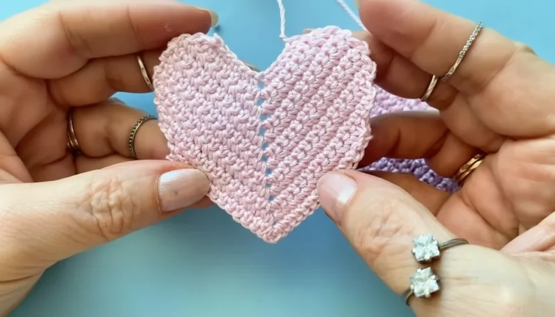 Lace-edged crochet heart sachet pattern for gifting — photo 3