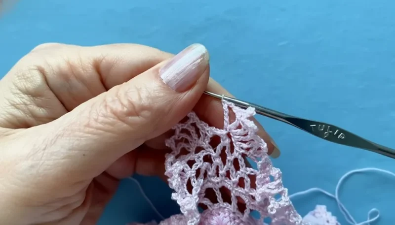 Lace-edged crochet heart sachet pattern for gifting — photo 4