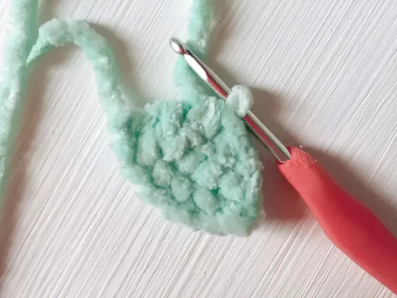 Little crochet turtle keychain to make in an evening