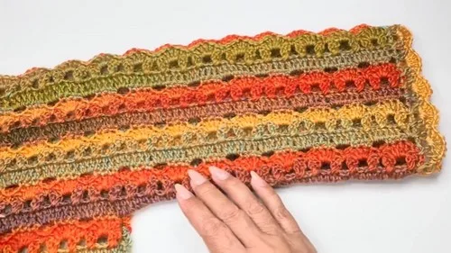 Textured crossed stitch sweater with arch rows — photo 2