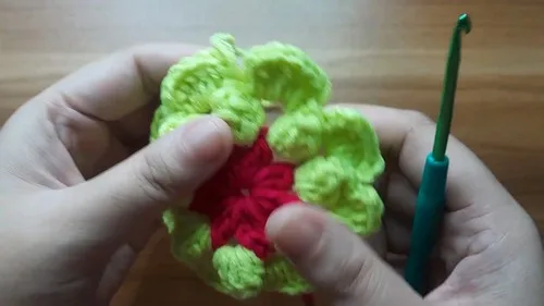Easy crochet flower pattern for beginners with popcorn petals — photo 2