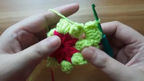 Easy crochet flower pattern for beginners with popcorn petals — photo 3