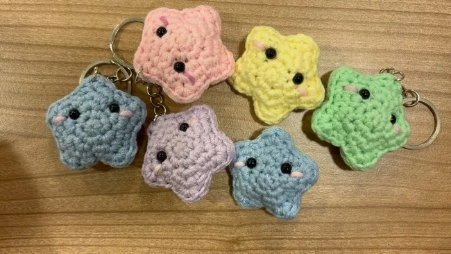 A five-pointed amigurumi star keychain for beginners — photo 1