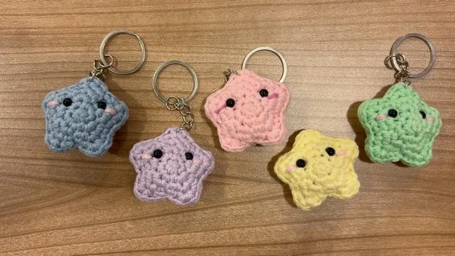 A five-pointed amigurumi star keychain for beginners