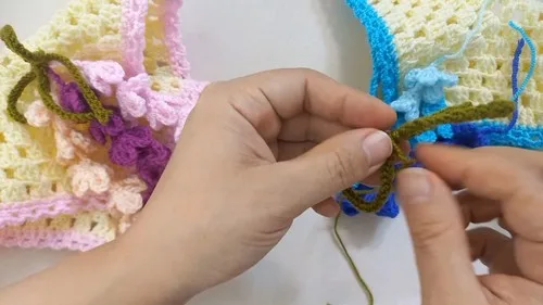 Crochet a flower-filled hair tie with dc granny rounds — photo 2