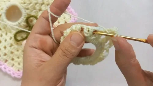 Crochet a flower-filled hair tie with dc granny rounds — photo 3