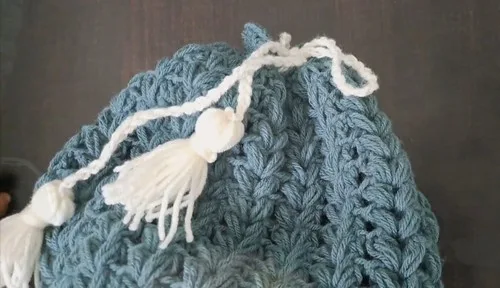 Puff stitch circle bag with easy handles