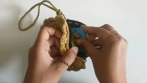 Round crochet wallet with a layered flower motif — photo 3