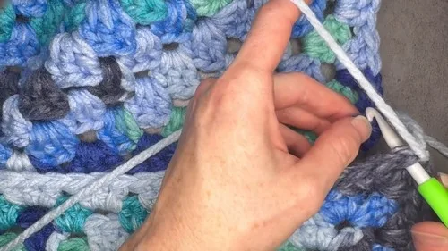 Chunky granny square shawl with tassel trim — photo 2