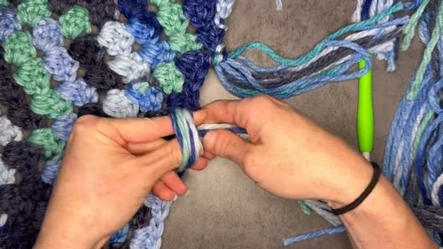 Chunky granny square shawl with tassel trim — photo 3